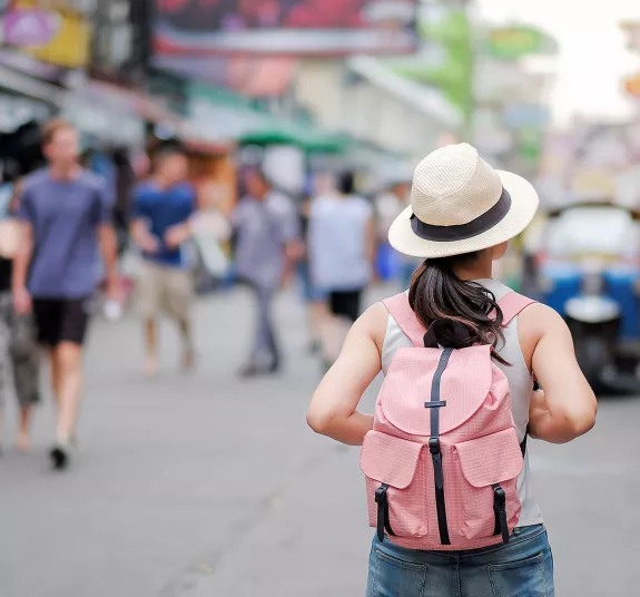 Femme en voyage avec sac à dos